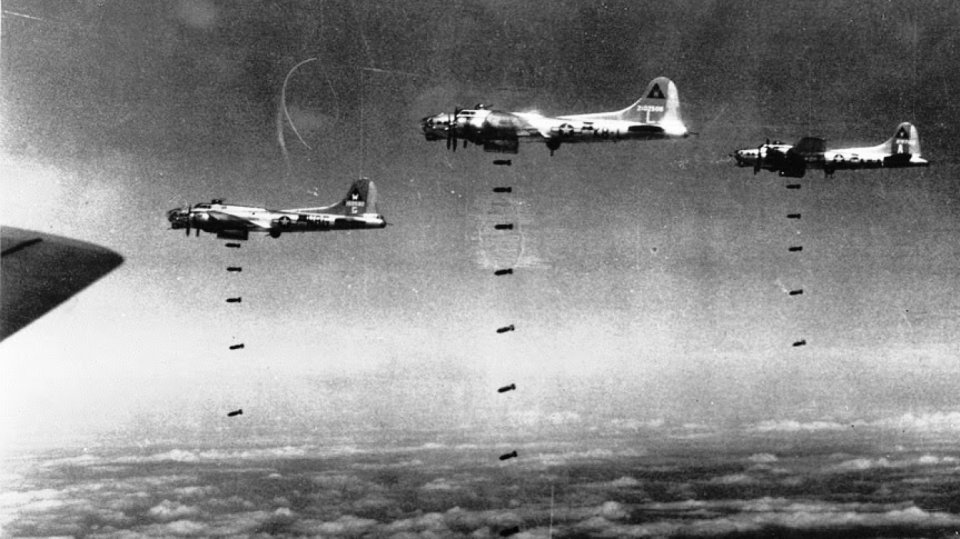 Americká letadla bombardující v roce 1944